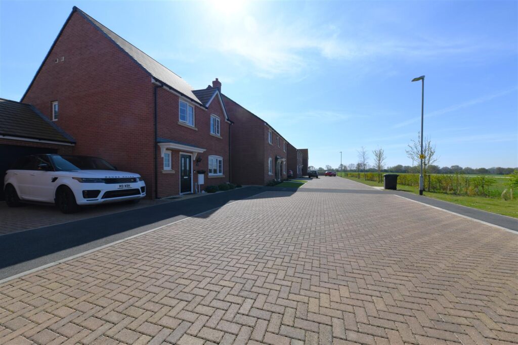 Buntings Close, Blunham, Bedford